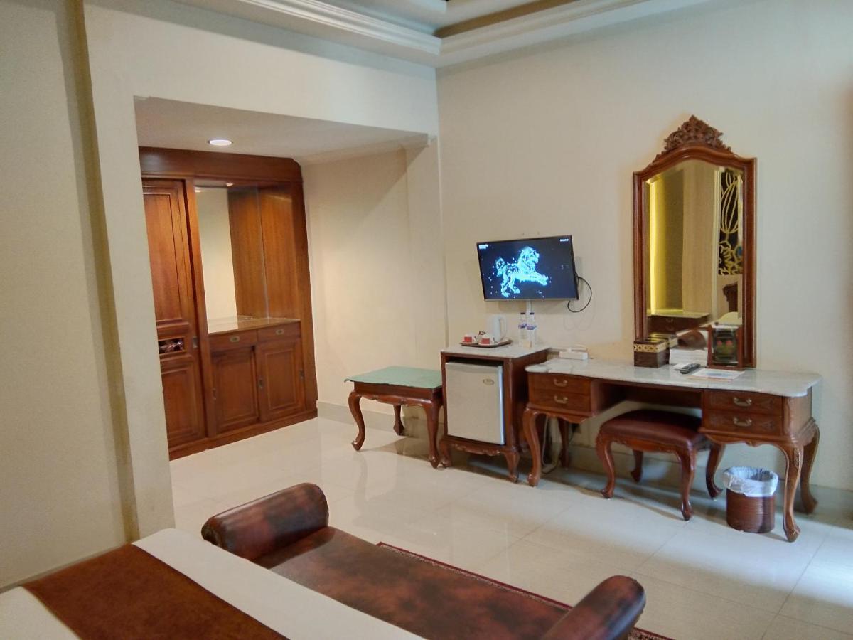 Hotel Indah Palace Γιογκιακάρτα Εξωτερικό φωτογραφία
