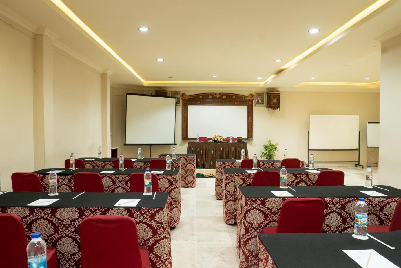 Hotel Indah Palace Γιογκιακάρτα Εξωτερικό φωτογραφία