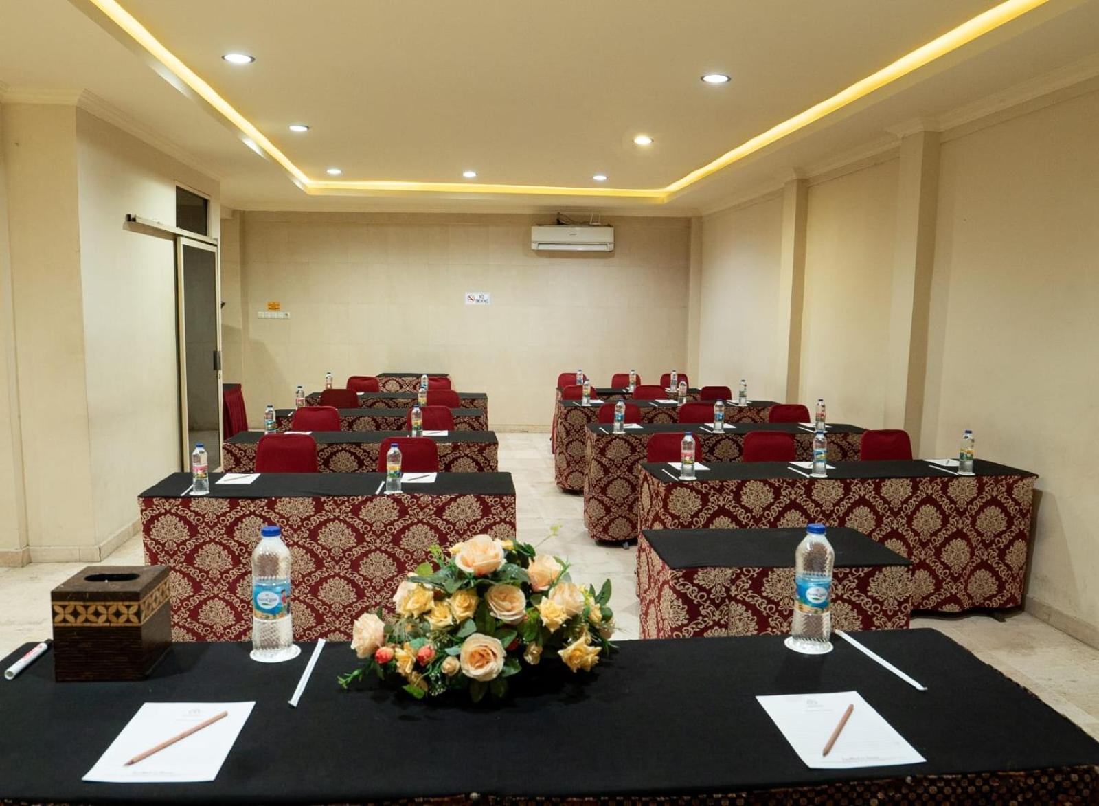 Hotel Indah Palace Γιογκιακάρτα Εξωτερικό φωτογραφία
