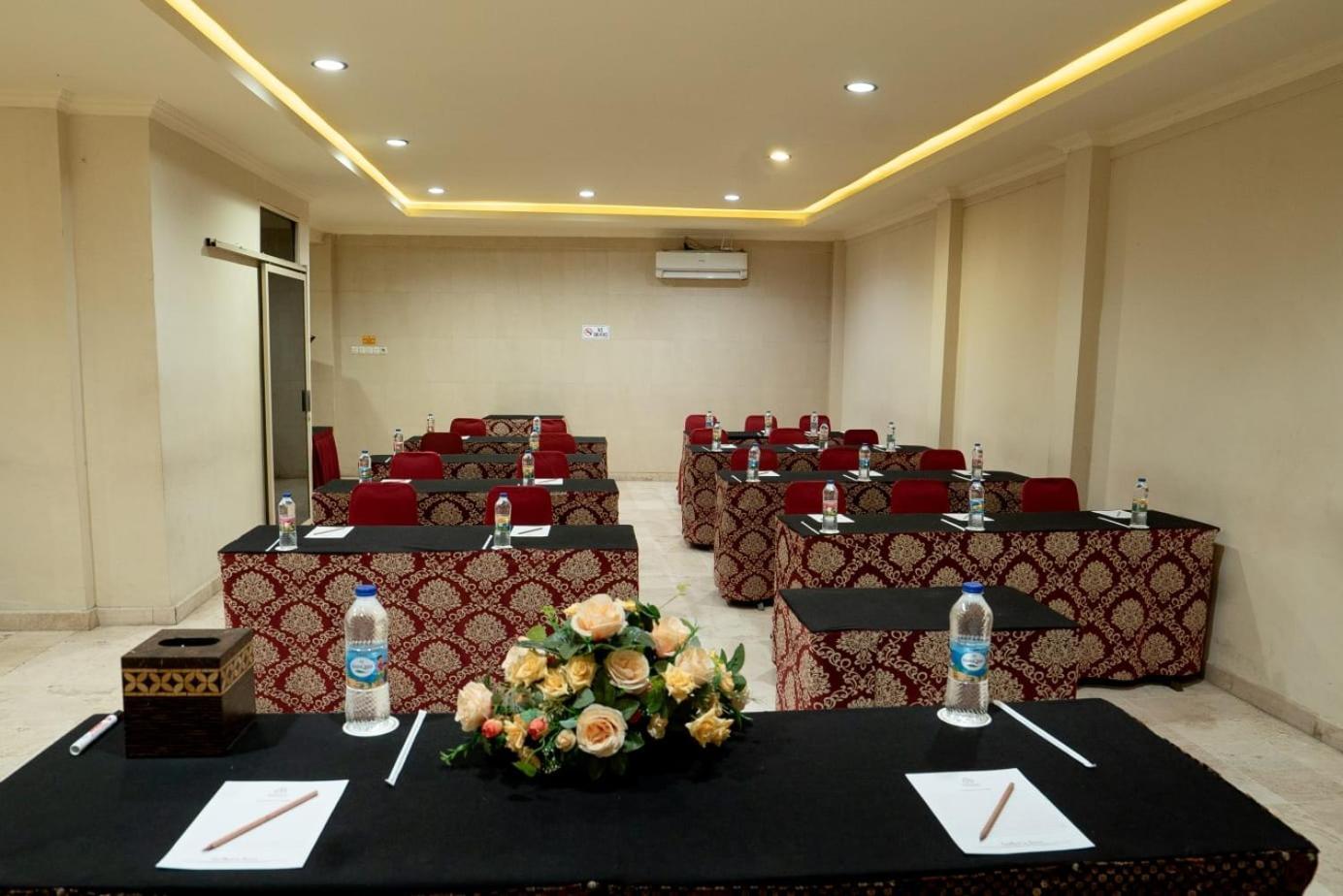 Hotel Indah Palace Γιογκιακάρτα Εξωτερικό φωτογραφία