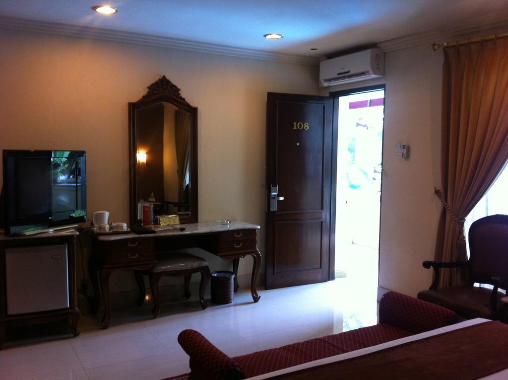 Hotel Indah Palace Γιογκιακάρτα Εξωτερικό φωτογραφία
